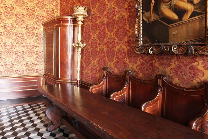 Venice: Doge’s Palace Prisons & Secret Itineraries Guided Tour - Piombi prison attic spaces: the darker Venice you came for