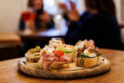 Venice Evening Food Tour: Bites, Drinks & Sit-Down Dinner - Cicchetti and bacari: the real Venetian rhythm you’ll follow
