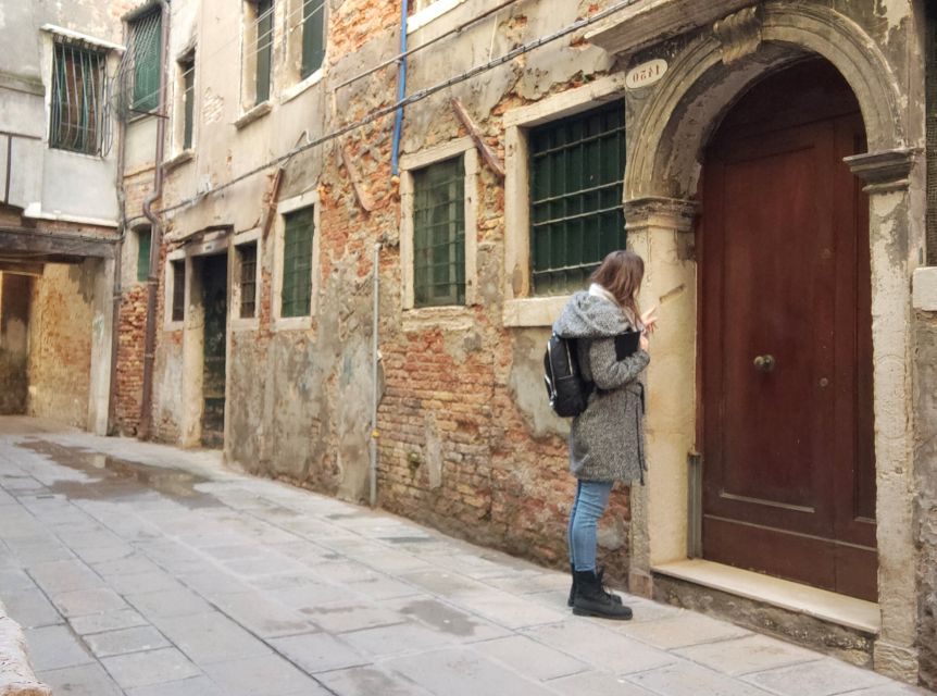 Venice: Ghetto Highlights and Cannaregio Walking Tour - Boat workshop details and the bridge without balustrade