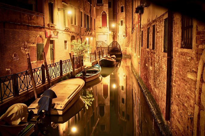 Venice Ghost & Legends Walking City Tour - Headsets, pacing, and what to do if you can’t hear