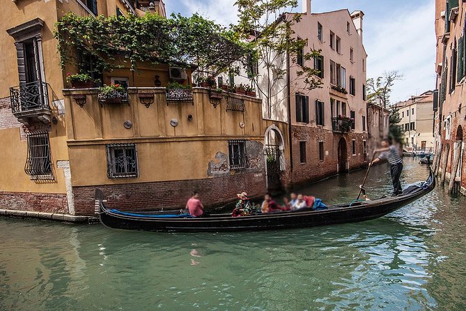 Venice Gondola Experience - Gondolier style: silence, songs, and what you should expect