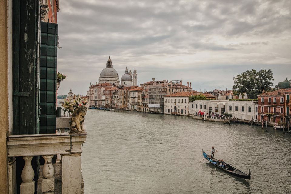 Venice: Gondola Ride and a Gala Dinner in a Venetian Palace - Meeting your host in San Marco or Rialto before you float