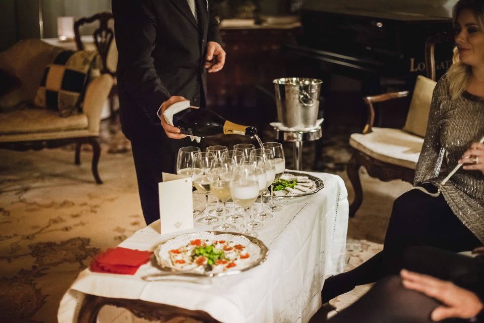Venice: Gondola Ride and a Gala Dinner in a Venetian Palace - The short walk and the end-of-ride mystery stop