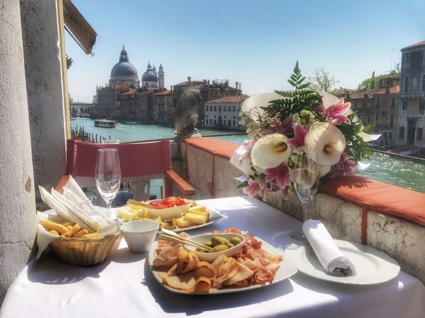 Venice: Gondola Ride and a Gala Dinner in a Venetian Palace - Price and value: when this gondola-dinner combo feels worth it