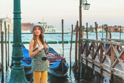 Venice Highlights with Local: Private Walking Tour & Gondola Ride - Rialto Bridge to a courtyard pause: why the first 30 minutes matter