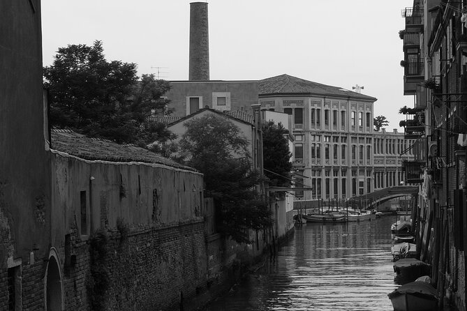 Venice Photography Walking Tour with Private Guide - Bridge of Sighs and the lagoon glow on the twilight route