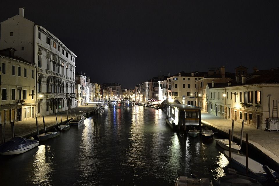 Venice: Private After Dark Tour and Gondola Ride - From San Giacometto Toward Rialto Bridge: The Walk Gets Under Your Skin