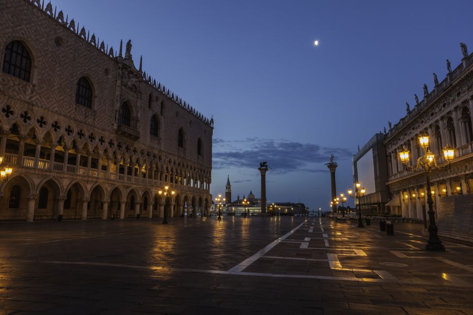 Venice: Private After Dark Tour and Gondola Ride - Meeting at Campo San Giacometto (and the Early Night Vibe)