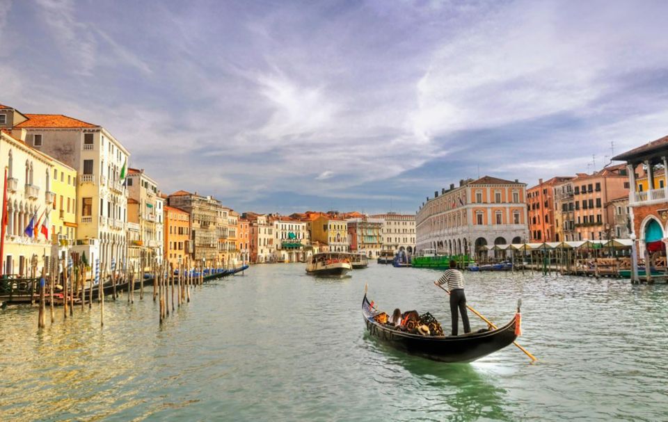 Venice: Private Gondola Cruise for up to 5 Passengers - Campo San Luca Start: Getting On Without Losing Time