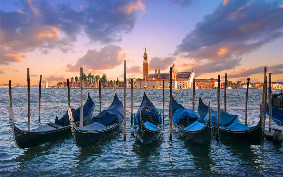 Venice: Private Gondola Cruise for up to 5 Passengers - How to Choose Day vs Night (And Who This Best Fits)