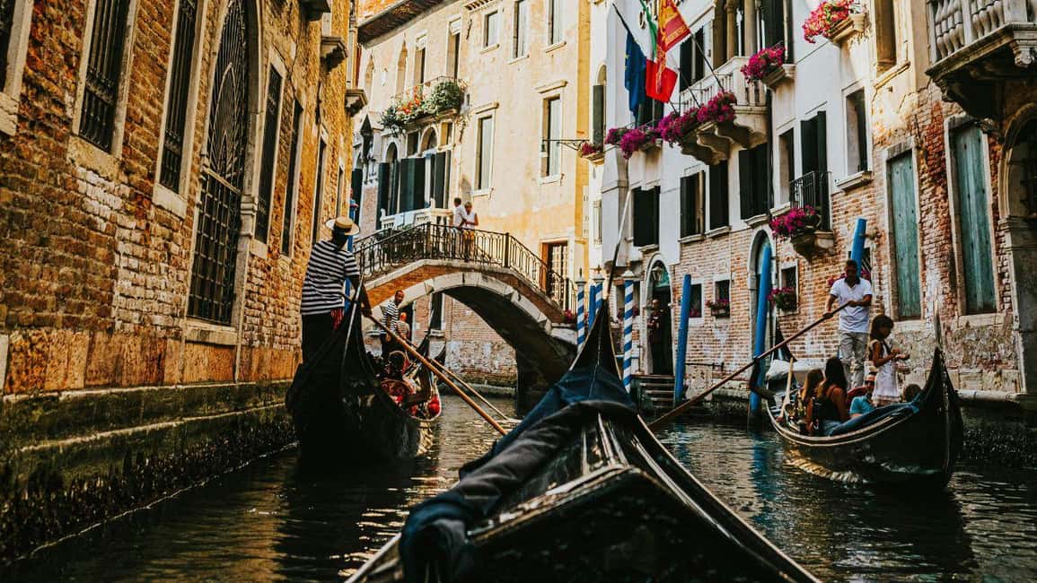 Venice: Shared Gondola Ride at Sunset - The ride: 25 minutes of Venice from the water