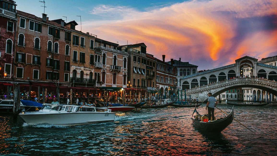Venice: Shared Gondola Ride at Sunset - What happens before you sail: a brief walk to the gondolas
