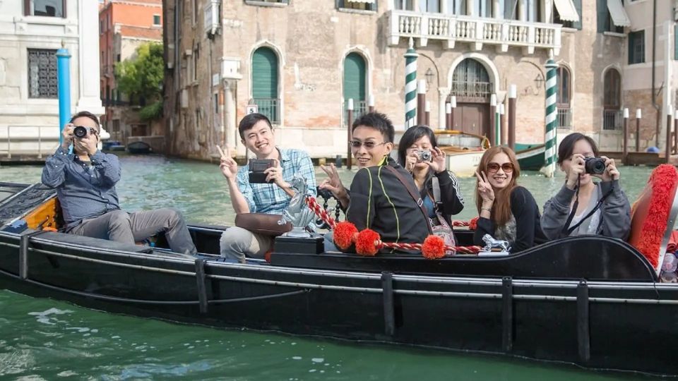Venice: Shared Gondola Ride at Sunset - Seating and comfort: shared gondolas are not equal