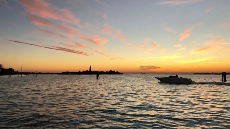 Venice: Shared Gondola Ride at Sunset - How the guide works during the ride
