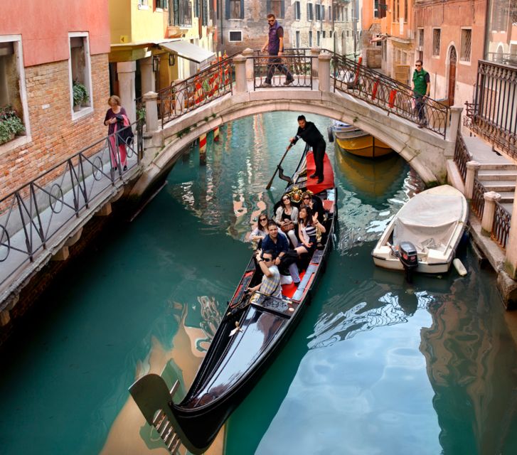 Venice: Shared Gondola Ride through the Lagoon City - Seating, balance, and other small rules to know