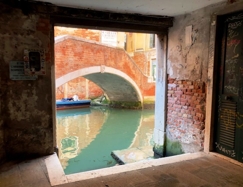 Venice: St. Mark's, Walking Tour and Gondola Combo - The walk from St. Mark’s toward Rialto: iconic facades plus the in-between streets