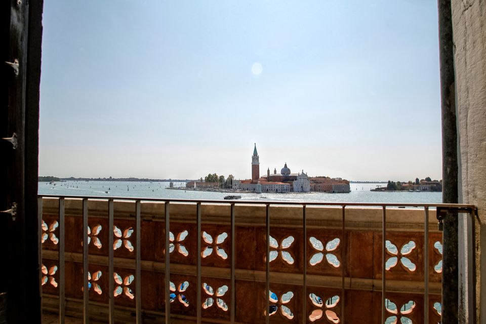 Venice: Walking tour, Doge Palace, & St. Mark's Basilica - Meeting Point Reality Check: Finding the Shop Sign