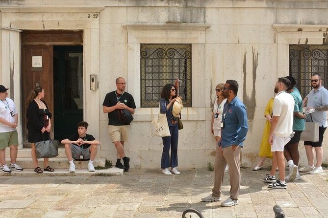Venice Walking Tour with Gondola Ride Experience - Calle history moments: the stories that make the lanes click