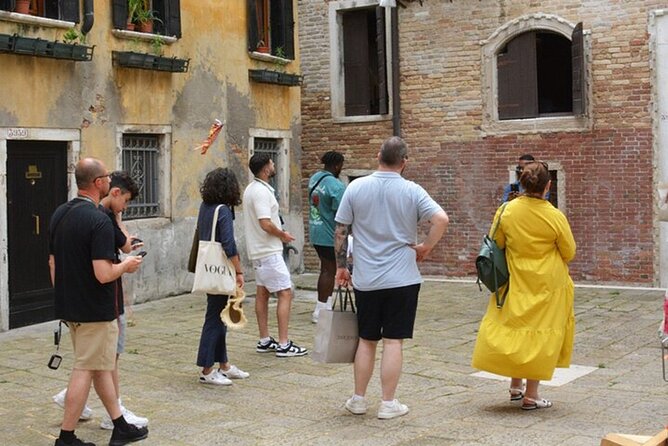 Venice Walking Tour with Gondola Ride Experience - Getting ready for the gondola: the intro helps you enjoy the 30 minutes