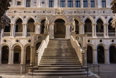 Venice: Winter Pass Top Attractions & City Walking Tour - Stop 1: Palazzo delle Prigioni Nuove and the Bridge of Sighs connection