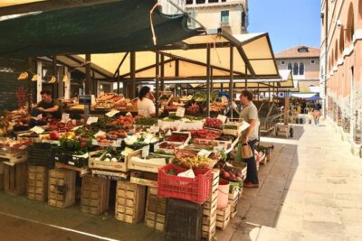 Walking in Venice Off-the-beaten Track - Getting started at Santa Lucia with a no-stress meeting spot
