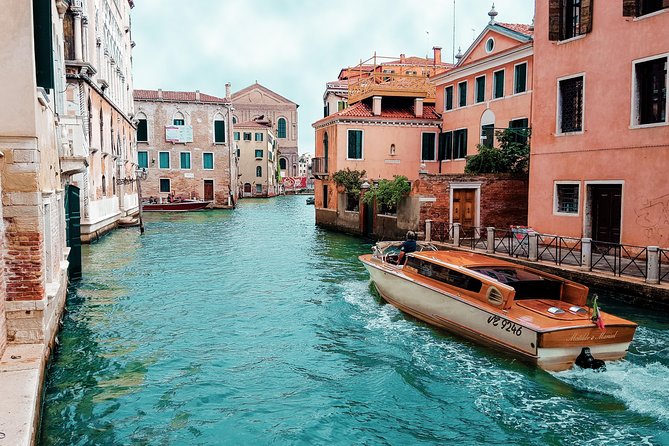 Walking in Venice Off-the-beaten Track - Stop 2: Canal Grande photo time without pretending it’s quiet