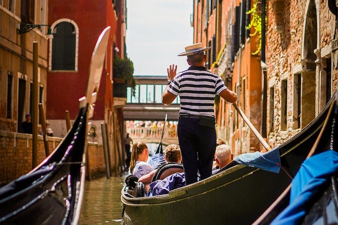 Walking Tour and Enchanting Gondola Journey in Venice - The 30-Minute Gondola Ride: The Comfort Trade-Off of Sharing