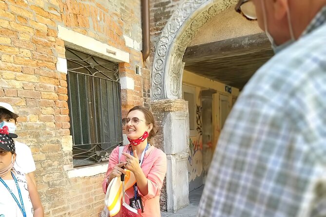 Walking tour in Venice with an architect - Ponte dei Sospiri: the story stop that ties architecture to emotion